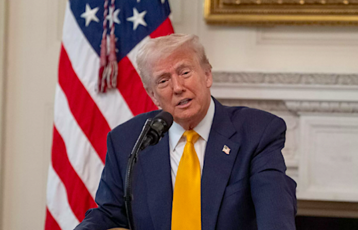 ¿Siempre sí?: Trump dice que mañana se impondrán aranceles del 25% a México y Canadá