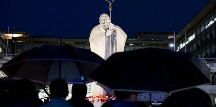 El papa sufre dos episodios de insuficiencia respiratoria aguda
