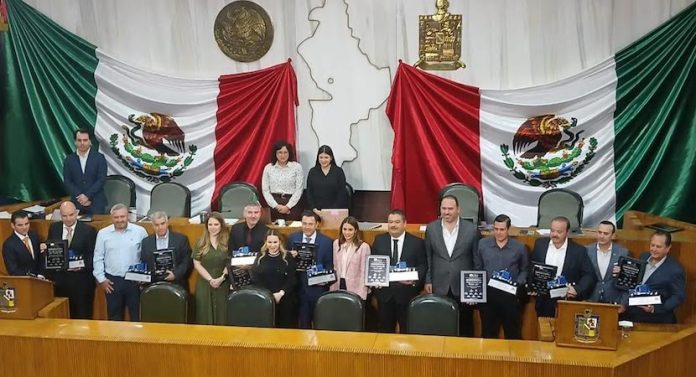Reconoce Congreso del Estado a transportistas mediante la organización Tracto clásicos NL