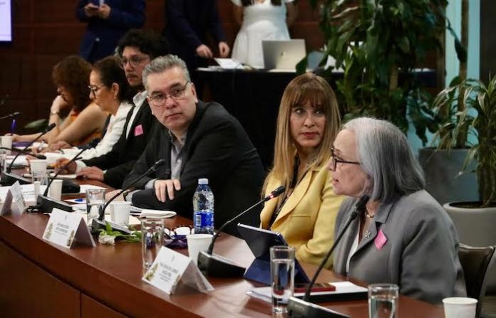 Senador Waldo Fernández impulsa diálogo para garantizar seguros médicos justos para adultos mayores