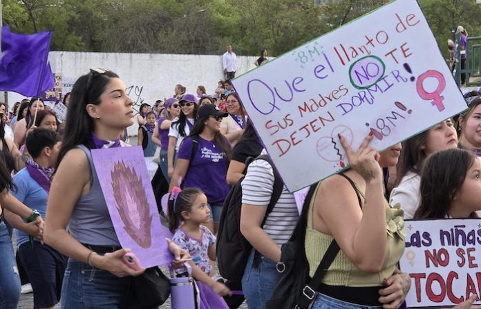 Video: Miles de mujeres marchan en Monterrey en el Día Internacional de la Mujer; culminan con pintas y quema de pancartas