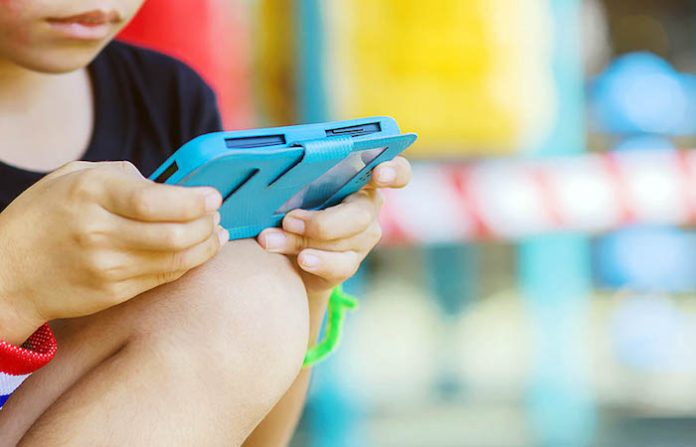 Presentan iniciativa para regular uso de celulares en escuelas de educación básica