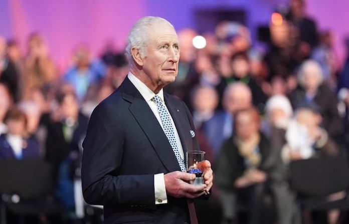 La popularidad del rey británico Carlos III se reduce a un nivel récord