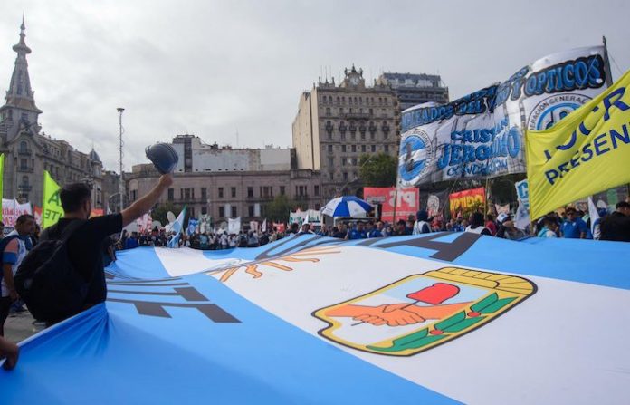 Gobierno de Argentina cuantifica en 880 millones de dólares el costo de la huelga general