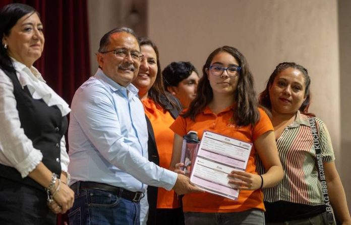 Escobedo fortalece educación con becas para jóvenes de CECyTE