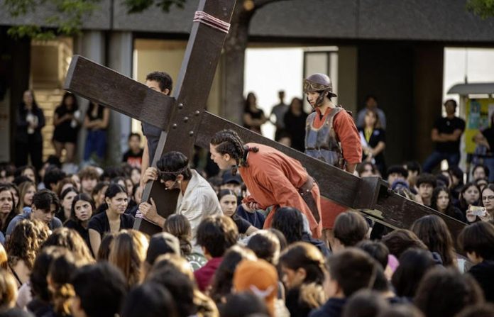 El Viacrucis que la juventud necesita: reflexión en tiempos de crisis