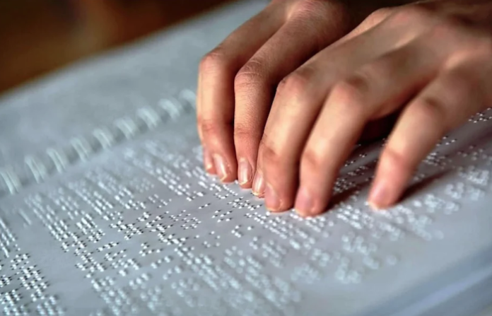 Plantea iniciativa que migrantes con ceguera puedan acceder a formatos en lenguaje braille