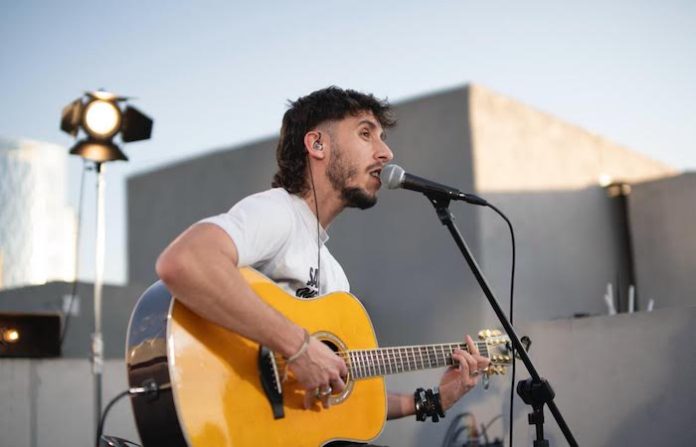 Javi Robles conquista México con su folk íntimo y letras que resuenan en el alma