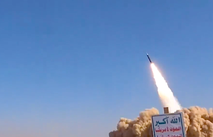 Los hutíes de Yemen afirman que atacaron un aeropuerto y base militar de Israel