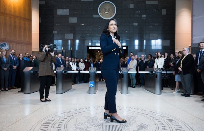 Autoridades de Estados Unidos arrestan a hombre por amenazar a directora Nacional de Inteligencia