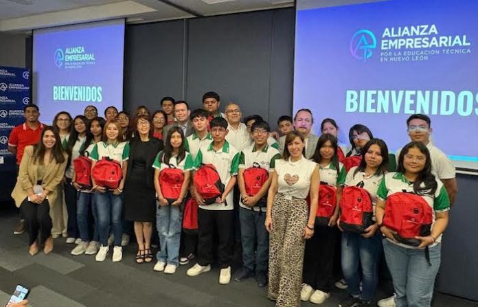 CAINTRA apuesta por el futuro: entrega equipos a jóvenes técnicos