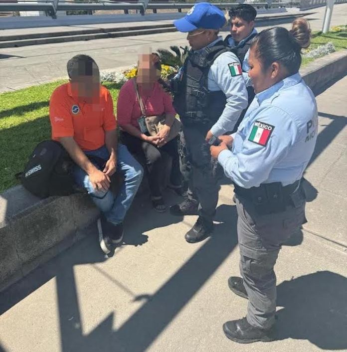 Intervención oportuna evita tragedia en puente del centro de Monterrey