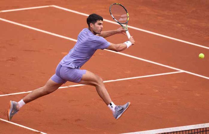 Alcaraz sortea los nervios del debut en la arcilla de Barcelona