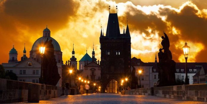 Multan a una mujer en Praga con $77.000 por activar sistema antiincendios en museo