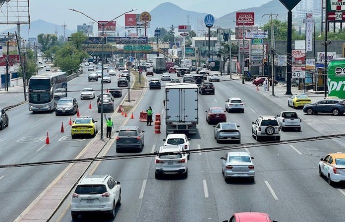 Monterrey activa carril reversible para descongestionar tráfico en Semana Santa
