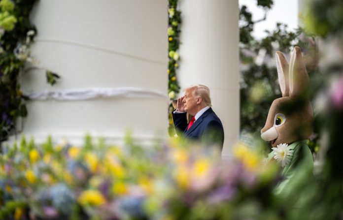 Trump ordena que bandera de EU ondee a media asta en tributo al papa Francisco