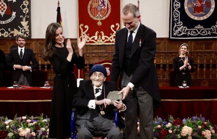 Los reyes de España entregan al escritor Álbaro Pombo el Premio Cervantes 2024