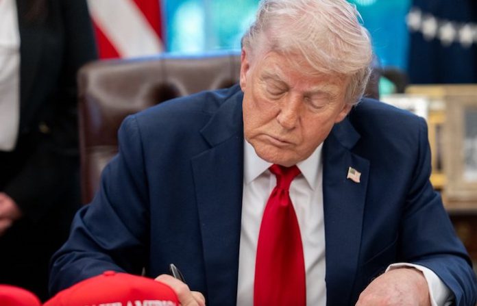 Trump adelanta que EU notificará pronto a 150 países sobre aranceles