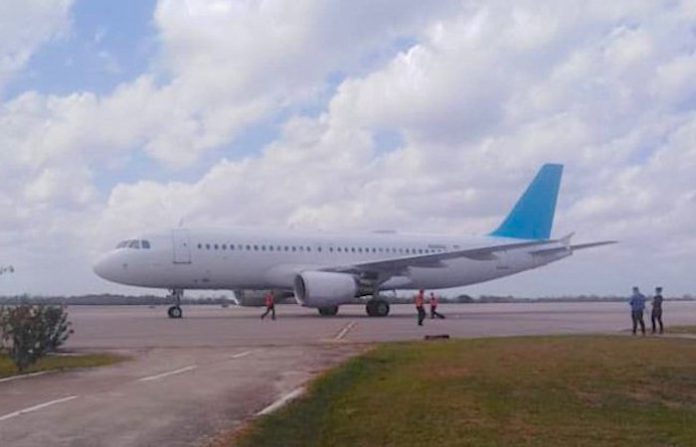 Cuba recibe 82 migrantes irregulares en vuelo procedente de EU