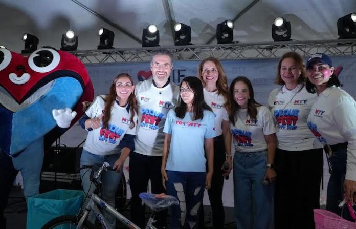 La ciudad se viste de alegría: DIF Monterrey lleva juguetes a niños vulnerables