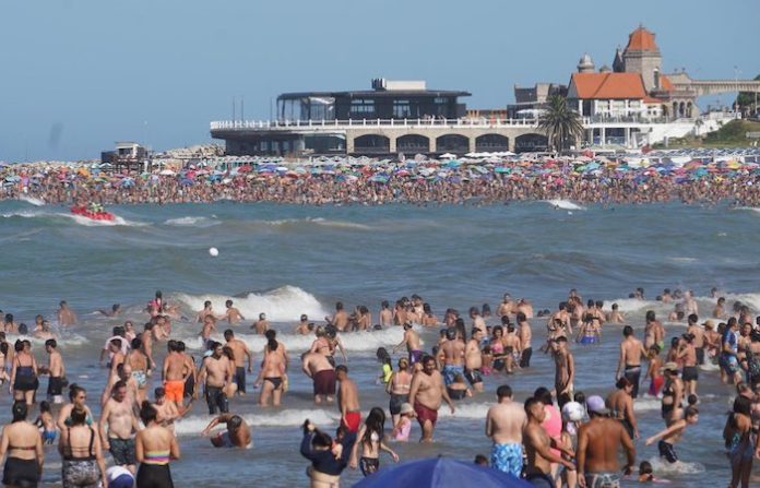 Argentina reporta en marzo un saldo turístico negativo con más salidas que llegadas