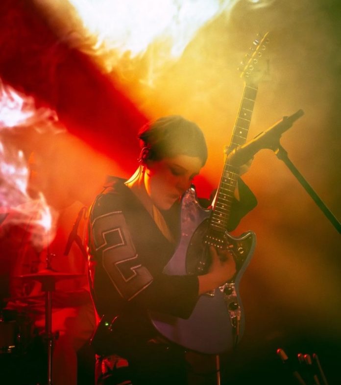 Rubio desnuda su alma en “Hacia Dentro – En Vivo”, grabado en el íntimo Blondie de Santiago