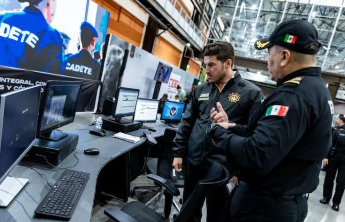 Samuel García muestra el ‘juguetero’ de la policía más confiable de México