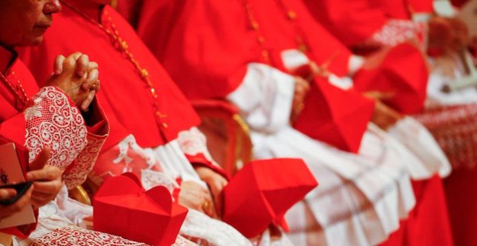 Los cardenales vaticanos abordan el futuro de la Iglesia Católica Romana