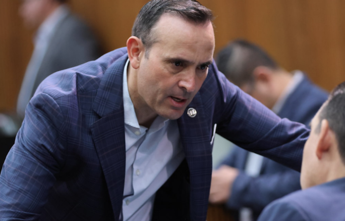 Duplicar sueldos a funcionarios es corrupción institucionalizada: Carlos de la Fuente