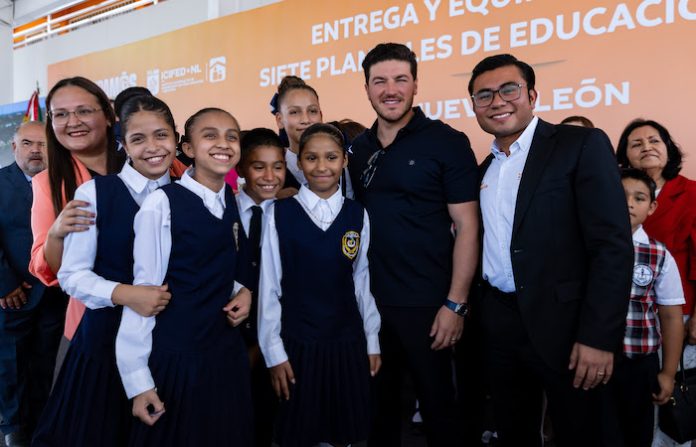 Samuel García entrega 44 aulas equipadas en escuelas de Juárez