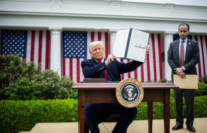 (Tabla)Trump anuncia que EU aplicará un arancel mínimo del 10% a las importaciones