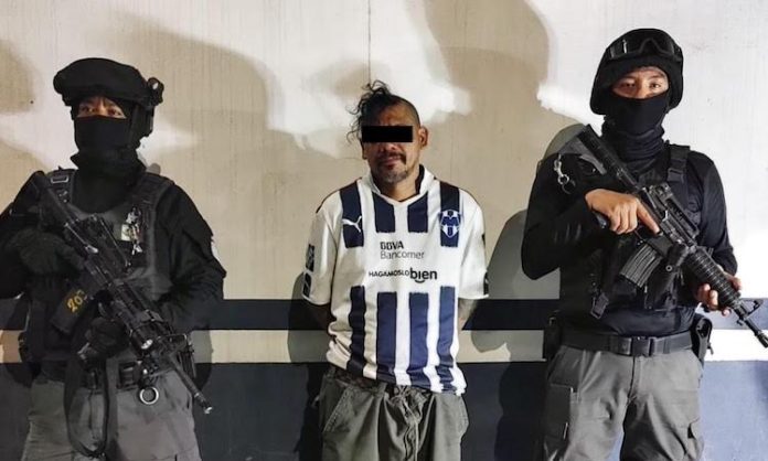 Policía de Monterrey asegura a hondureño con arma ilegal en moto sin placas