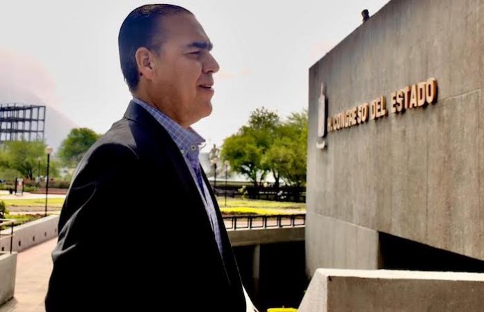 Proponen penalizar a “escuelas patito” que expiden títulos falsos