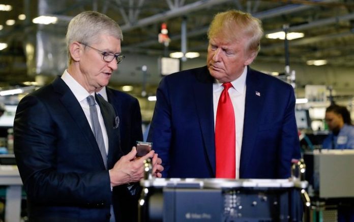 Trump cree que EU tiene la fuerza laboral y los recursos para producir teléfonos iPhone