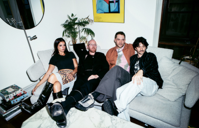 The Jungle Giants abren su corazón con “Hold My Hand” tras un año de silencio