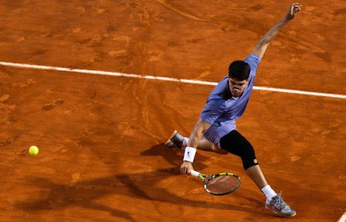 Alcaraz resiste y se luce ante Djere para estrenarse en R4 en Roma