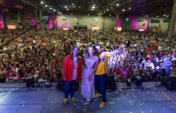 Entre música y emociones, miles de mamás celebran su día junto a Samuel García y Mariana Rodríguez