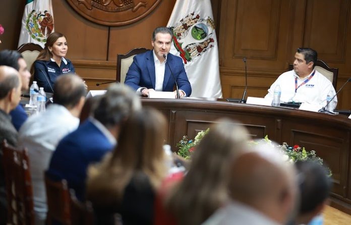 Firman convenio para impulsar la educación en Monterrey a través de becas universitarias
