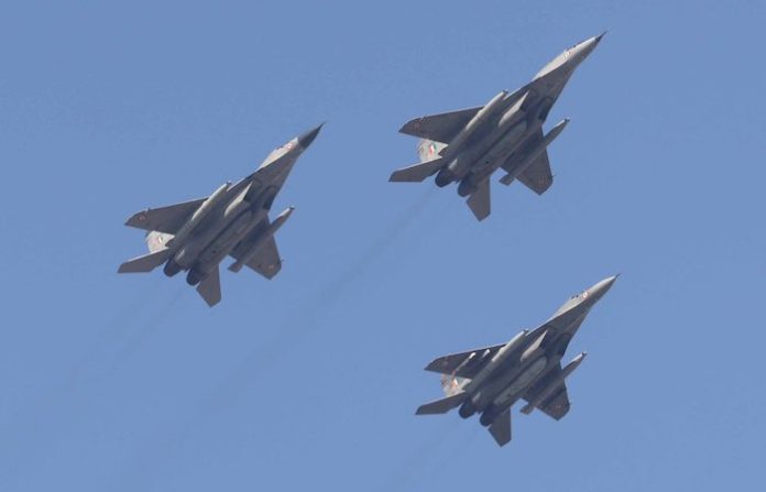 La India suspende ataques a Pakistán y actuará de acuerdo con las acciones de Islamabad