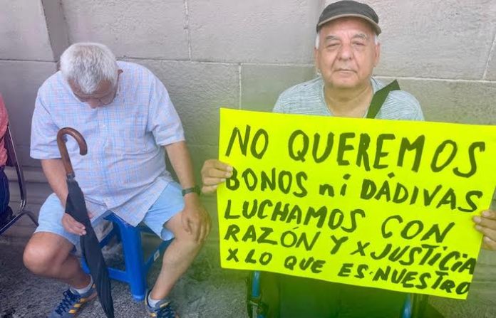 Mesa de trabajo o plantón permanente: ultimátum de profesores jubilados