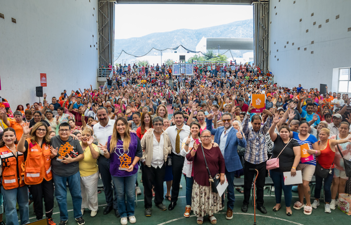 Gobierno de NL fortalece programas sociales y reconoce labor docente