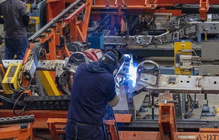Industria de NL prevé crecimiento moderado para 2025 ante escenario económico complejo