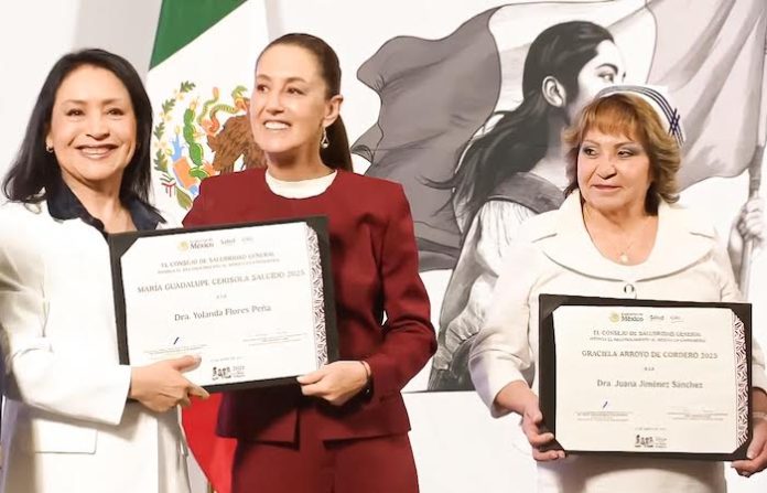 Enfermera de la UANL recibe máximo reconocimiento nacional en Palacio