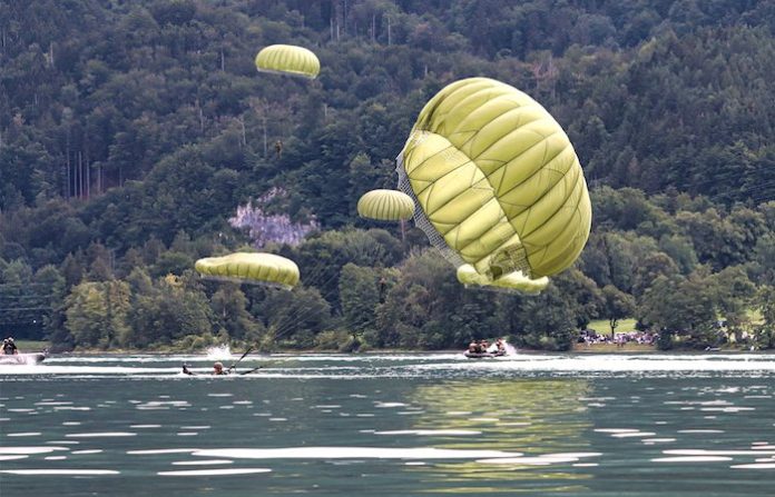 Paracaídas de Bundeswehr por €56 millones presentan peligro potencial, según medios