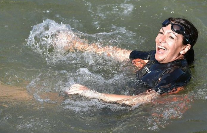 Alcaldesa de París nadará en el Sena para celebrar su apertura a la natación