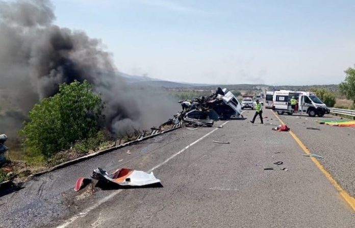 Al menos 21 muertos en choque entre camión y autobús en Oaxaca