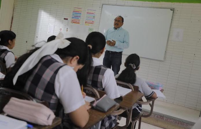 Alcalde Mijes vuelve a las aulas y activa medidas contra ola de calor en Escobedo