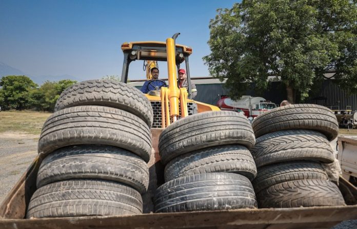 Santiago lanza programa para frenar la contaminación por llantas abandonadas