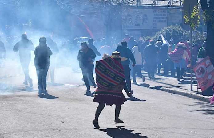 Campesinos bolivianos chocan con la policía para inscribir candidatura de Evo Morales