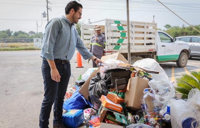 Santiago intercambia reciclables por plantas y regaderas ecológicas